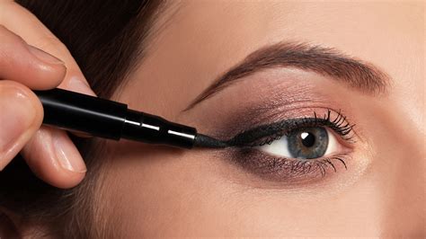 eyeliner for oily lids